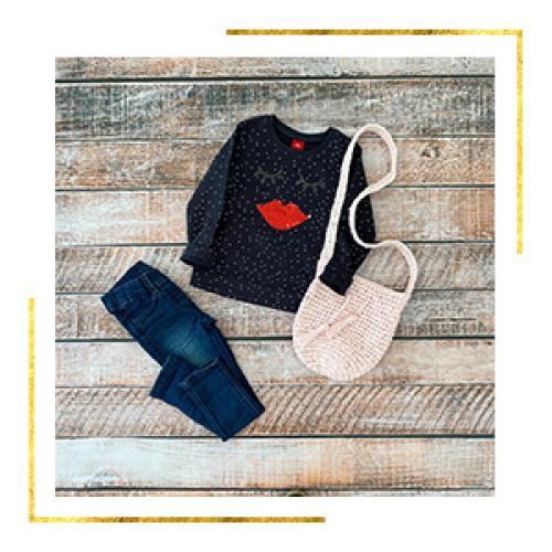 Mädchenoutfit von Sweatshirt, Jeans, Häkeltasche Mädchenoutfit von Sweatshirt, Jeans, Häkeltasche