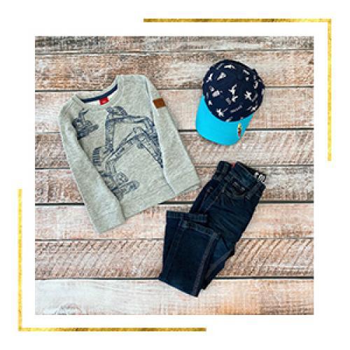 Jungenoutfit von Sweatshirt, Jeans, Baseballcap Jungenoutfit von Sweatshirt, Jeans, Baseballcap